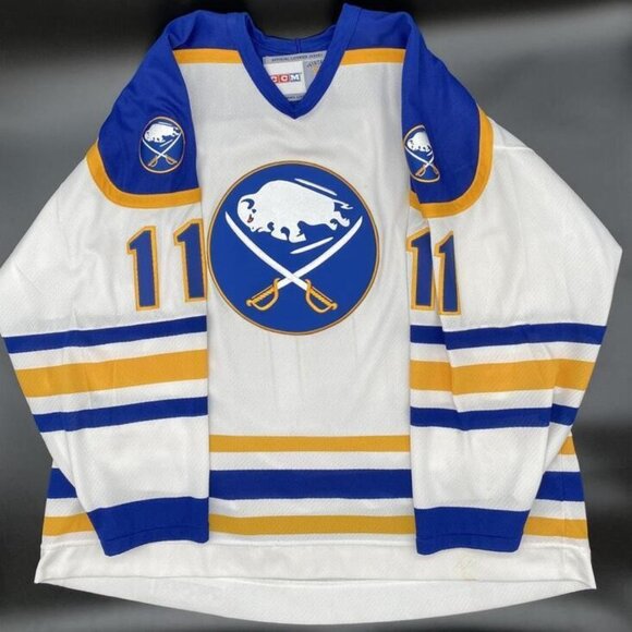 Gilbert Perreault Buffalo Sabres CCM Autographed Jersey with CSI CoA - Picture 1 of 14